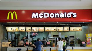 McDonalds lanzó un nuevo menú: los clientes deberán preparar sus propias hamburguesas
