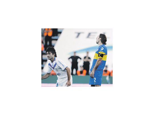 Rolando Schiavi se lamenta por el penal que le atajó Germán Montoya, y Emiliano Papa festeja. Boca pudo haberlo ganado, aunque no arriesgó.