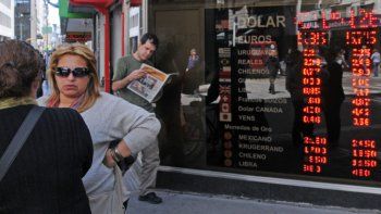 el dolar blue cerro estable a $77, pero el mep y ccl aceleraron su marcha alcista y se acercan al solidario