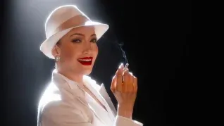 López interpreta a Aurora en la película musical.