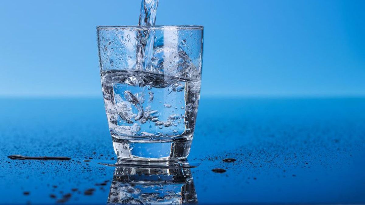 The infallible trick to pour liquid from one glass to another without spilling anything that went viral in X