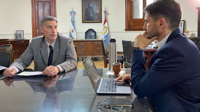 Pablo Olivares junto al gobernador Maximiliano Pullaro.