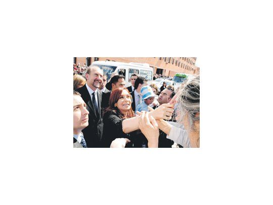 Cristina de Kirchner saludó en la explanada antes de ingresar al Centro Cultural, acompañada por el candidato a diputado nacional por el FpV, el intendente de Rafaela, Omar Perotti.
