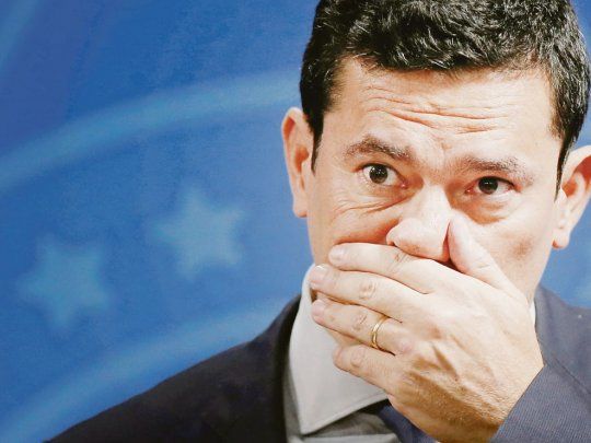 más problemas. La retahíla de revelaciones de sus comunicaciones con los fiscales de la operación Lava Jato acorrala cada vez más al exjuez y hoy ministro de Justicia, Sergio Moro.