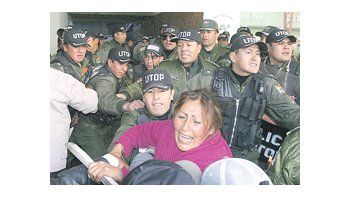 Esposas de policías de bajo rango que se amotinaron acompañaron la protesta en el centro de La Paz.