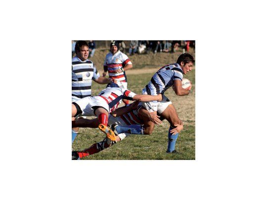 No lo para nadie. Juan Pablo Abdala resiste los tackles de Marista.