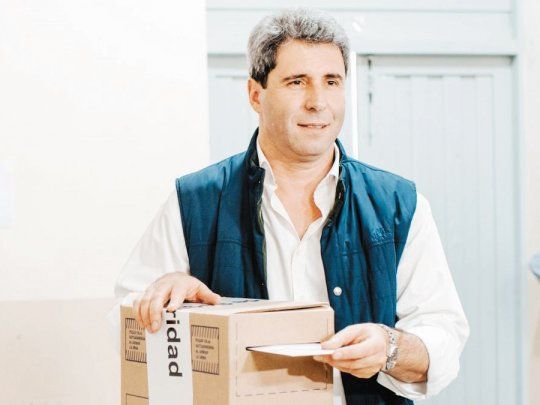 Escenario. Sergio Uñac, al emitir ayer su voto en el duelo partidario.