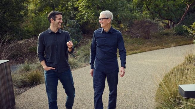 Tim Cook junto a su futuro sucesor, John Ternus.&nbsp;
