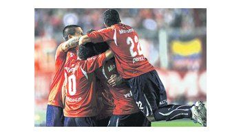 Los jugadores de Independiente se apiñan para festejar el gol de Maximiliano Velázquez. El equipo de Avellaneda ganó ante un peligroso rival.
