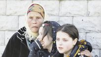 DESESPERACIÓN. Un grupo de mujeres de Jarkov, la segunda ciudad en importancia del país, reaccionan antes de ser evacuadas de la ciudad.