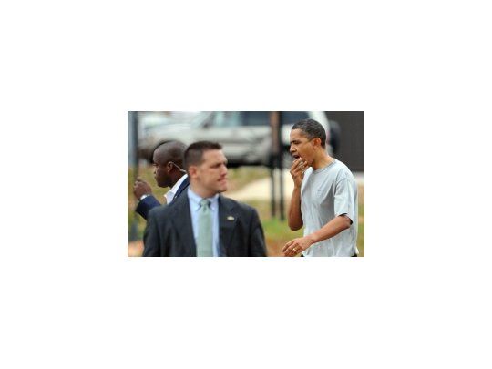 Barack Obama sostiene una compresa junto a su boca tras el accidental codazo.