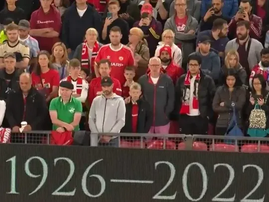 Atronador. Hinchas de Manchester United hicieron un respetuoso y dolido minuto de silencio por el fallecimiento de su Reina, Isabel II.