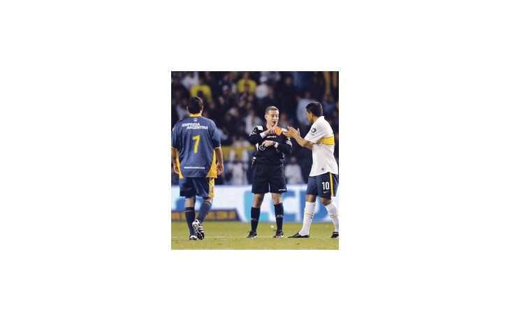 ámbito.com | Román aplaude a Furchi con ironía y éste le muestra la tarjeta roja. El error del árbitro derivó en el segundo gol de Central y generó el descontento general de La Bombonera.