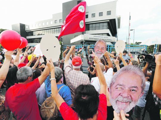 EXPECTATIVA Y DECEPCIÓN. Seguidores del Partido de los Trabajadores (PT) esperaron por horas la liberación de Lula de Silva en la cárcel de Curitiba.&nbsp;