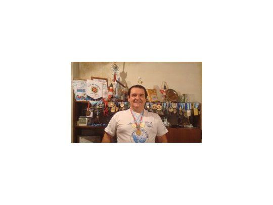 Gustavo Villarreal muestra orgulloso sus medallas. Estuvo al borde de la muerte y ahora busca quedar en el Libro de los récords.