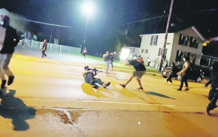 CAOS. Las calles de Kenosha, estado de Wisconsin, se llenaron de manifestantes antirracistas en las últimas noches y de autodenominadas milicias que se arrogan el derecho de proteger la propiedad. La noche del martes sumó dos muertos.