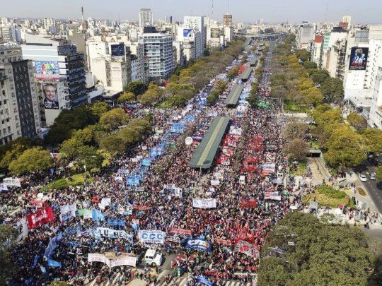 Movimientos sociales se movilizaron el pasado miércoles en diferentes  puntos de la Ciudad de Buenos Aires para reclamarle al Gobierno nacional  nuevas medidas para hacer frente a la crisis social que afecta a los  sectores más vulnerables.