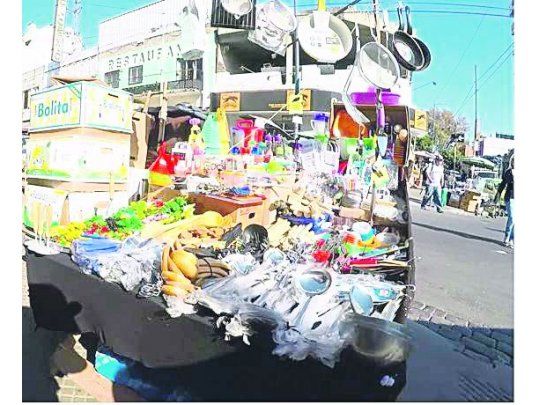 Comercio informal. Más de mil puestos callejeros convierten a las veredas de ese barrio porteño en una zona intransitable