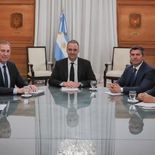 Manuel Adorni y Diego Santilli encabezaron encuentros con gobernadores en Casa Rosada. Los acompañó María Ibarzabal, secretaria de Legal y Técnica. Manuel Adorni y Diego Santilli encabezaron encuentros con gobernadores en Casa Rosada. Los acompañó María Ibarzabal, secretaria de Legal y Técnica.