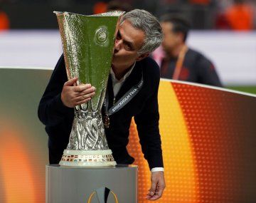 José Mourinho vuelve a dirigir en Italia. Esta vez lo hará en Roma.