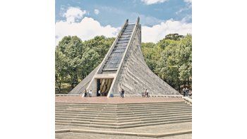 ámbito.com | La Capilla Campos de Paz, uno de los numerosos trabajos del reconocido arquitecto colombiano Laureano Forero en Medellín, su ciudad natal.