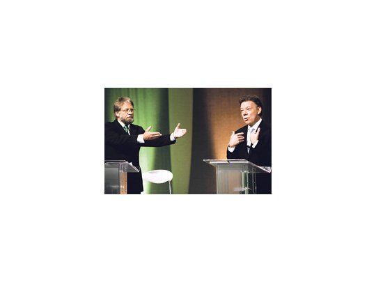 El candidato presidencial del Partido Verde, Antanas Mockus, mantuvo el martes un debate con el claro favorito para las elecciones del domingo, el uribista Juan Manuel Santos.
