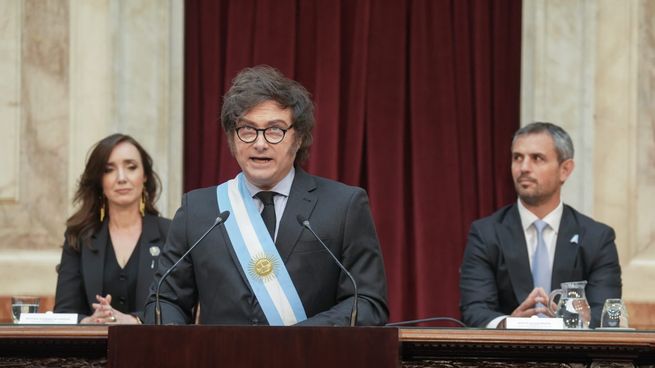 Javier Milei, secundado por Villarruel y Martín Menem, titulares de ambas cámaras del Congreso.