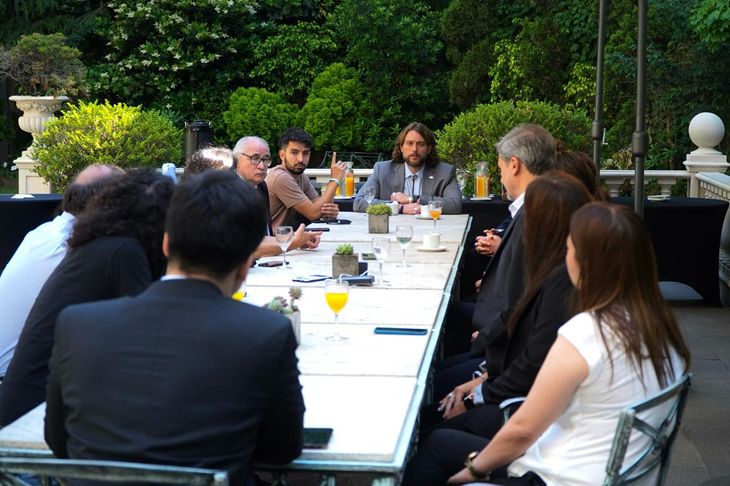 El encuentro tuvo lugar el lunes pasado en el Emperador Hotel. El encuentro tuvo lugar el lunes pasado en el Emperador Hotel. 