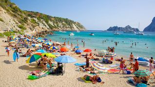 La tiktoker mostró uno por uno los precios de las entradas y bebidas en las discotecas más famosas de Ibiza y su video se volvió viral.