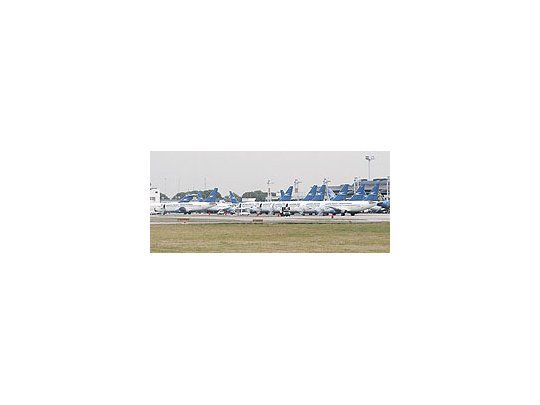 Como si fuera el aeropuerto de Francfort, pero por las razones equivocadas: casi toda la flota de Aerolíneas Argentinasdormía al sol ayer en Aeroparque. Sólo un Boeing 737-200 logró despegar rumbo a Iguazú, con pilotos que abandonaronla medida de fuerza «por tiempo indeterminado».