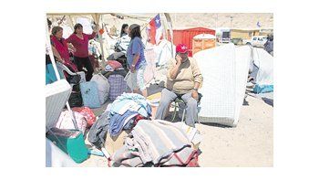 Los familiares de los mineros rescatados en la mina de San José desmantelaron ayer el campamento que los albergó durante 70 días. Chile saborea aún la conmovedora historia del salvataje.
