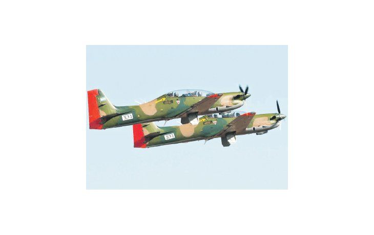 ámbito.com | Tucanos. En 1987 la Fuerza Aérea compró 30 Tucanos fabricados por la brasileña Embraer. Hay una decena operativos en la actualidad, mientras que el resto podría recuperarse con una importante inversión en repuestos.