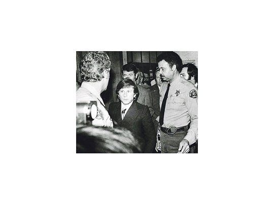 Roman Polanski en 1977, tras la sentencia en el Tribunal de Santa Mónica por violación. Ayer la justicia suiza rechazó su libertad bajo fianza y el arresto domiciliario solicitados.