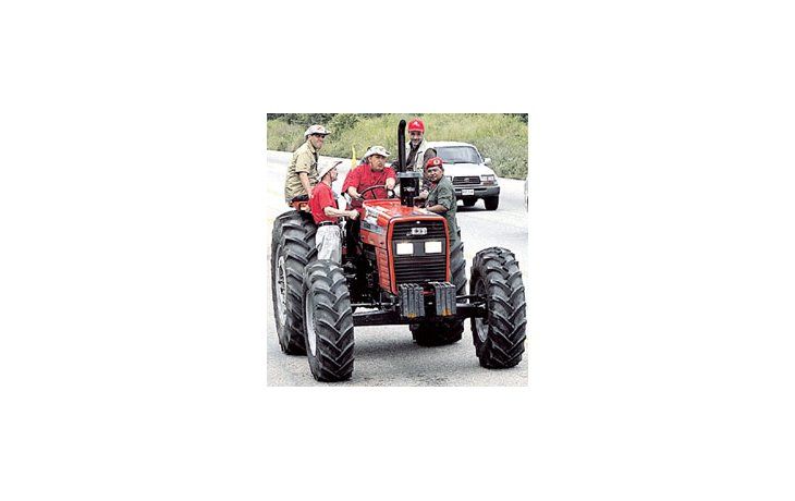 ámbito.com | Hugo Chávez, comandando un tractor, en campaña por su reelección, este fin de semana cerca de Caracas. Las elecciones serán fiscalizadas por sus socios del Mercosur.