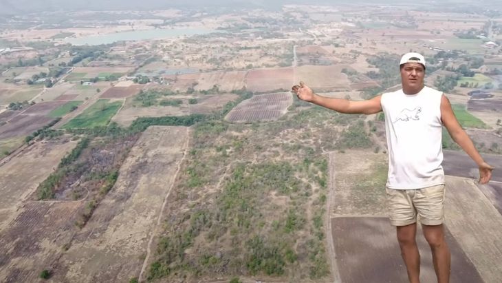 Frank Cuesta compró las 37 hectáreas, 370.000 metros cuadrados, de bosque y tierras por la suma de 860.000 euros. Frank Cuesta compró las 37 hectáreas, 370.000 metros cuadrados, de bosque y tierras por la suma de 860.000 euros.