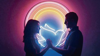 divino amor. Rodada íntegramente con luz de neón, la película es una ominosa profecía sobre el Brasil de 2027.