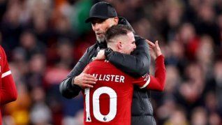 Klopp y Mac Allister se funden en un abrazo y hacen felices a Liverpool.