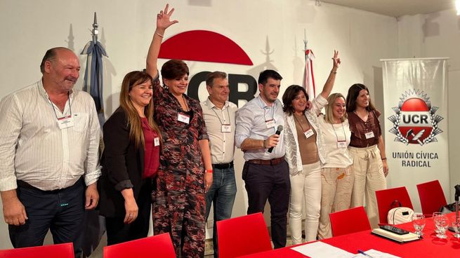 Leonel Chiarella en el centro de la imagen junto a los representanes de la UCR.