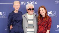 Tilda Swinton, Pedro Almodóvar y Julianne Moore en el Festival de Cine de Venecia.&nbsp;