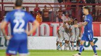 Abrazo. Argentinos Juniors goleó a Unión en la Liga Profesional.