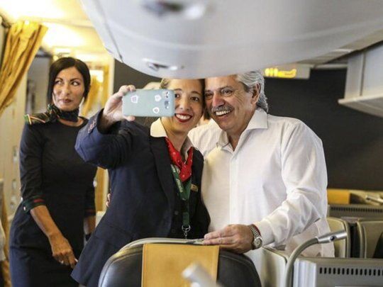 El presidente Alberto Fernandez en el vuelo que lo llev&oacute; a Israel.