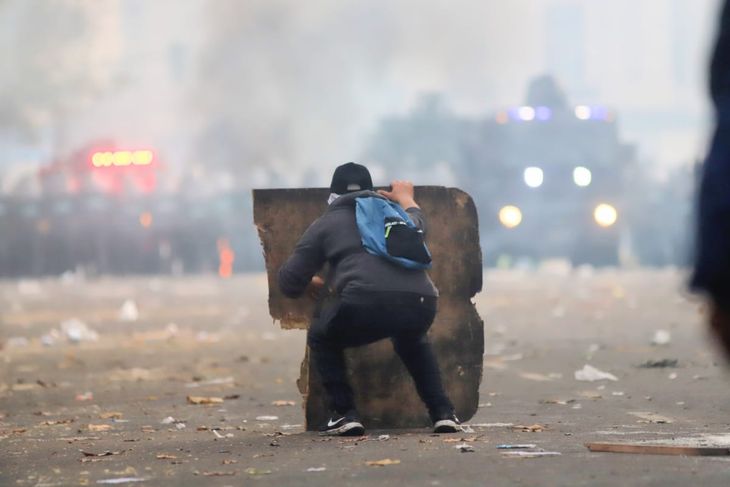 Tensión entre los manifestantes y la Gendarmería afuera del Congreso.