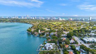 En este lujoso barrio de Miami, se encuentran los hogares de distintos famosos, como Shakira y Jennifer Lopez.