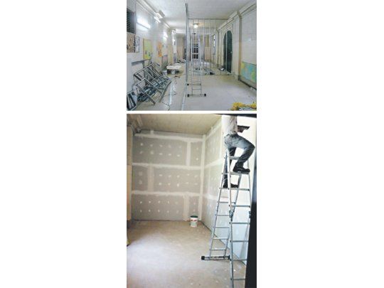 Arriba: el Instituto Bernasconi, de Parque Patricios, durante la construcción de cuatro pequeñas aulas en los pasillos que complican la circulación y la evacuación del colegio. Abajo: el aula ya armada con el durlock donde pretenden comenzar las clases el próximo 26 de febrero.