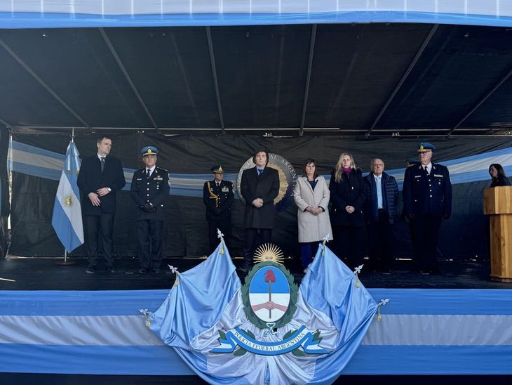 Villarruel qued&oacute; afuera de la foto oficial difundida por Presidencia por llegar tarde al acto. En la imagen se la ve entrando a cuadro.&nbsp;