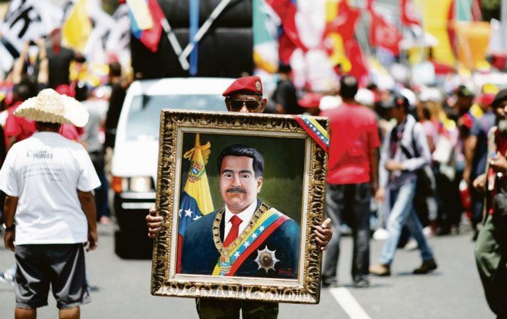 Un año de zozobras. Bajo el lema marcha de la victoria y con banderas rojas del Partido Socialista Unido de Venezuela, miles de seguidores de Nicolás Maduro, se movilizaron ayer en Caracas en respaldo del presidente chavista al cumplirse un año de su reelección, considerada ilegítima por el opositor Juan Guaidó, que le disputa el poder con apoyo de EE.UU. varios países de la región.