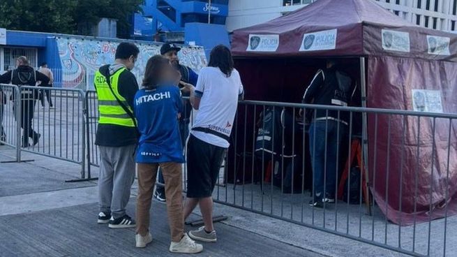 Uno de los deudores alimentarios fue identificado en la previa del encuentro entre Vélez Sarsfield y Argentinos Juniors.