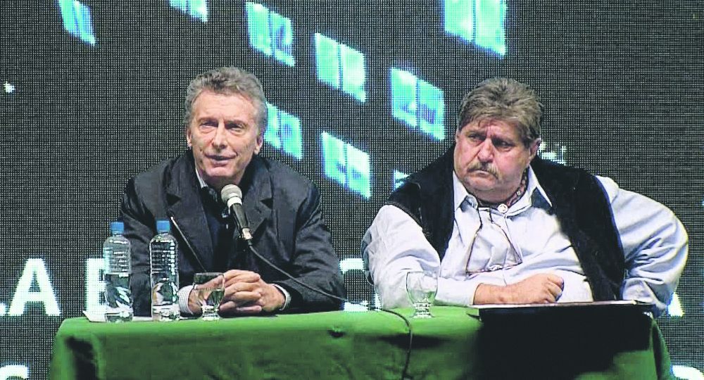 Postales. Macri en un acto con el mecánico Pignanelli, uno de sus driigentes favoritos y que aplicó un plan de productividad. El petrolero Pereyra en Añelo, Neuquén, les pidió a los trabajadores en una asamblea menos ausentismo. El conflicto en la ensambladoras de PC Banghó, prueba piloto del Gobierno para reconvertirla de actividad.