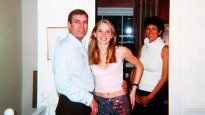 En la foto, Andrés junto a la víctima Virginia Giuffre y al fondo la expareja de Epstein Ghislaine Maxwell.