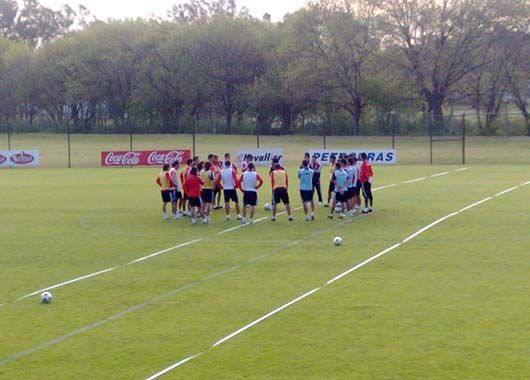 Hablemos. El entrenamiento comenzó con una charla de 15 minutos del DT hacia los jugadores.